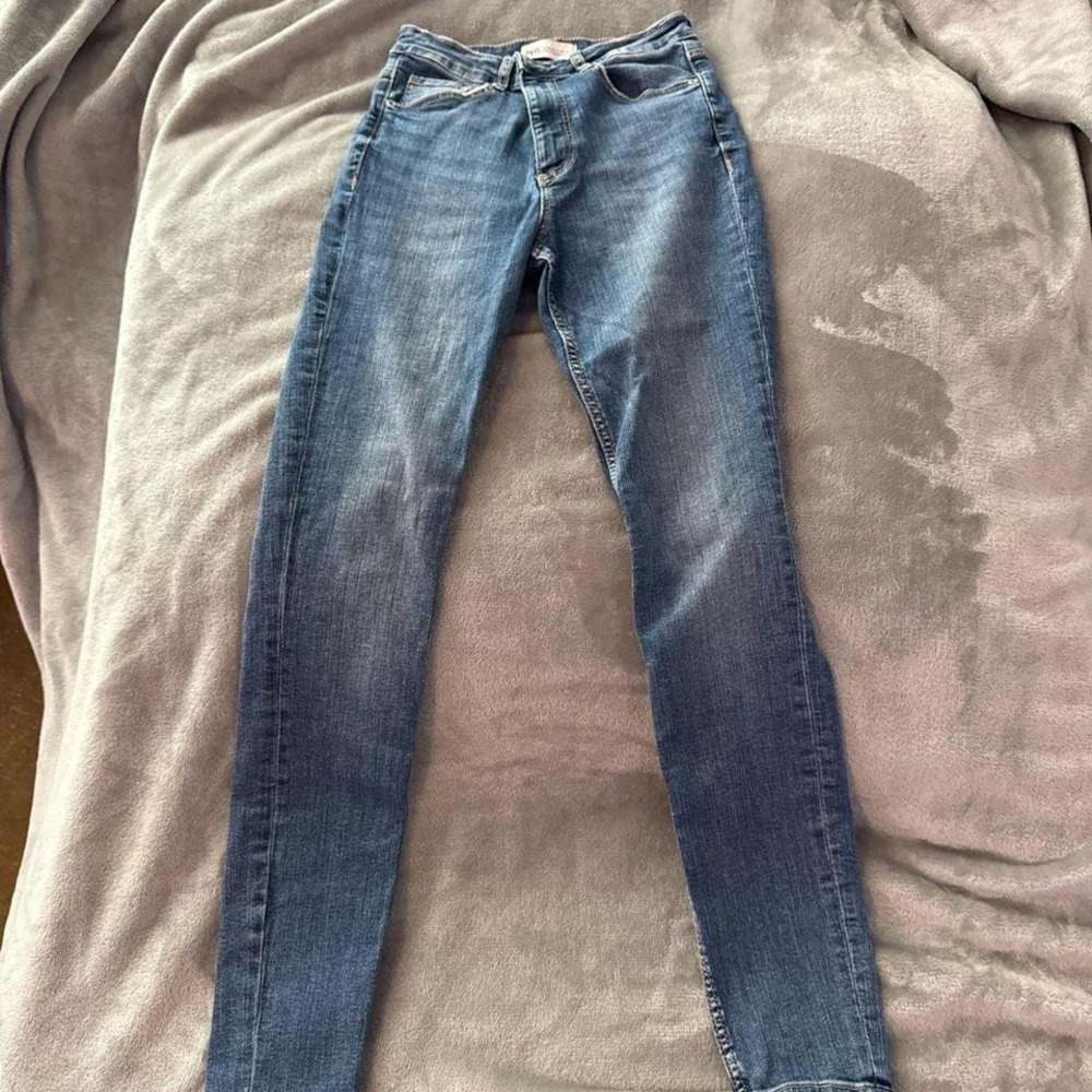 ZARA High-Waisted Skinny Jeans in Medium Blue Wash